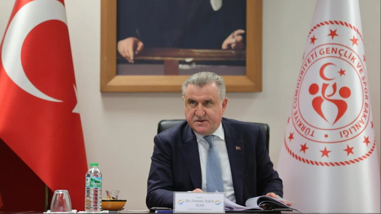Bakan Bak'tan forma tepkisi: 'Hiçbir renk, çocuğumuzun kalbinden kıymetli değil'