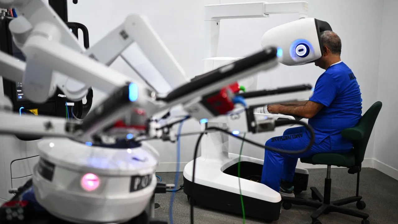 Tarihi İlk! TCG Anadolu'da 5G Destekli Robotik Cerrahi Denemesi