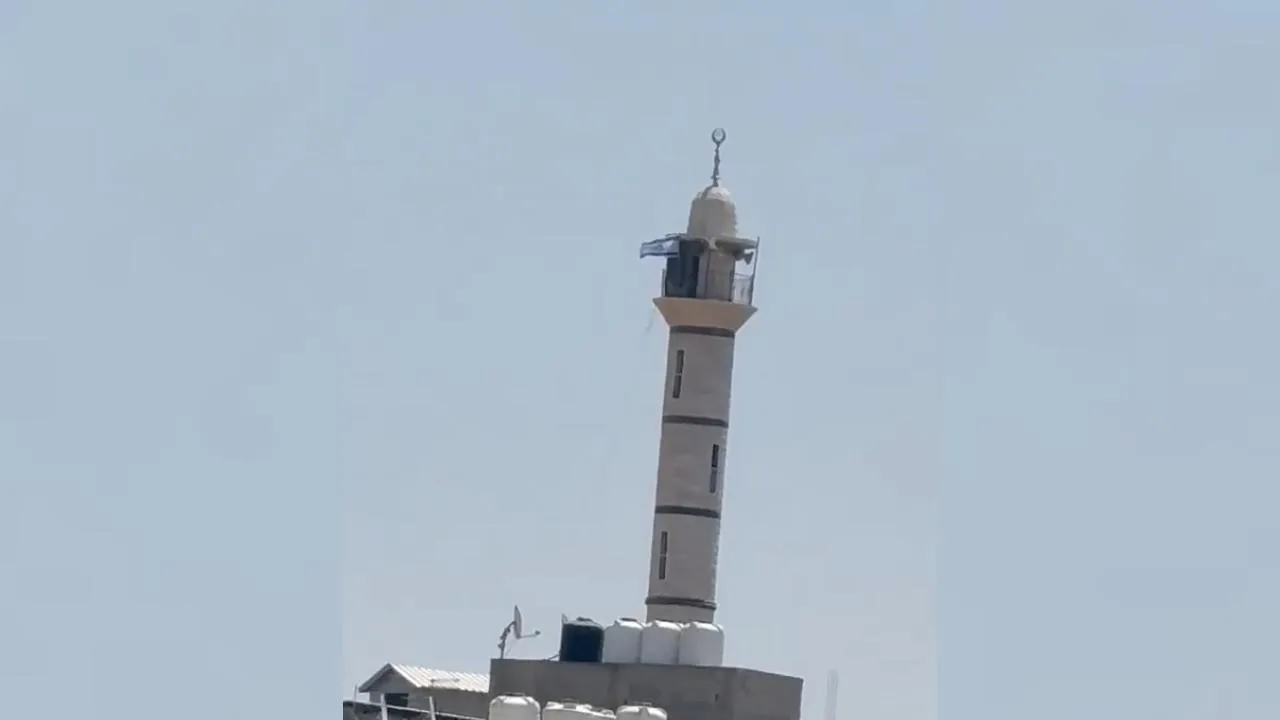 İsrail'den Yeni Provokasyon: Cami Minareine Bayrak Astılar!