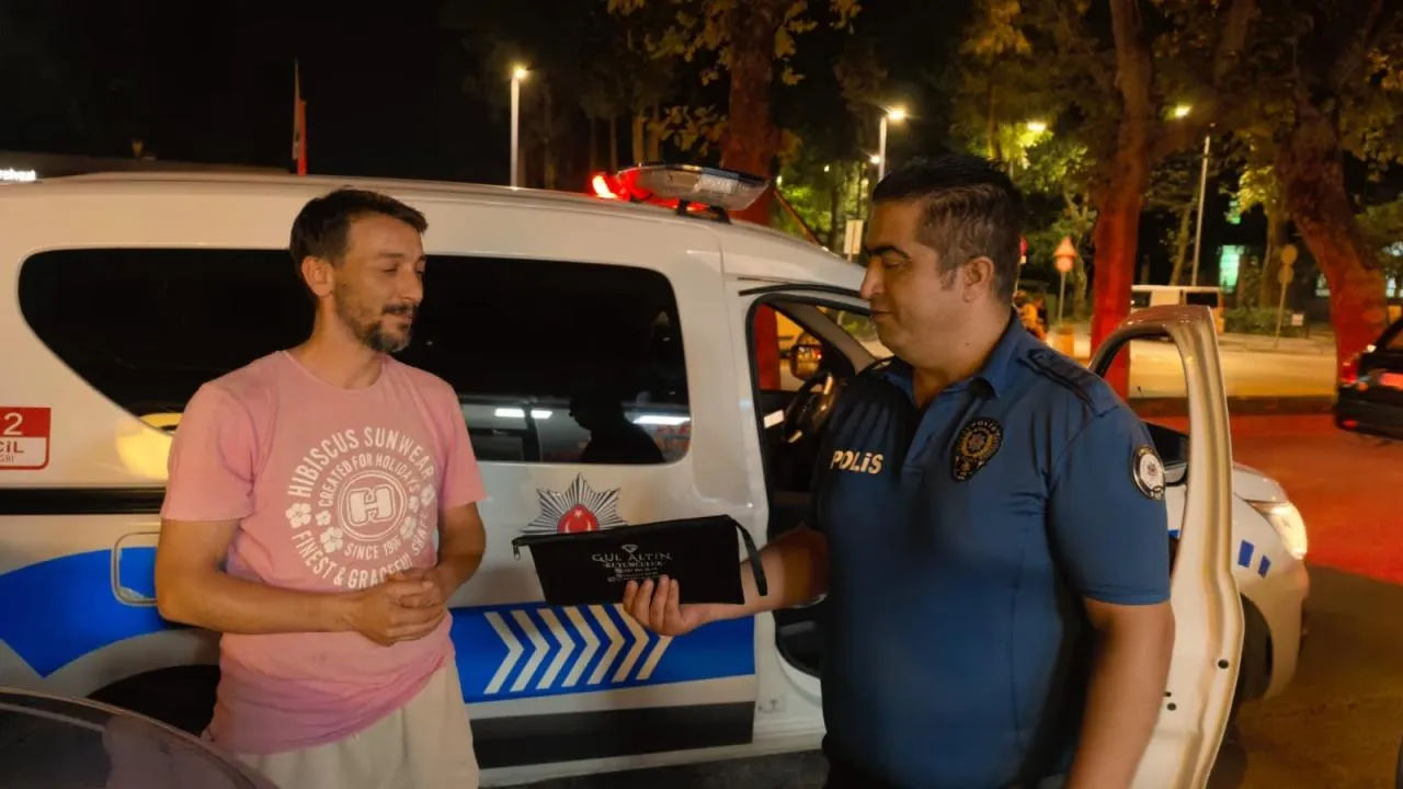 30 Bin TL'lik Çantayı Buldu, Hiç Düşünmeden Polise Teslim Etti!