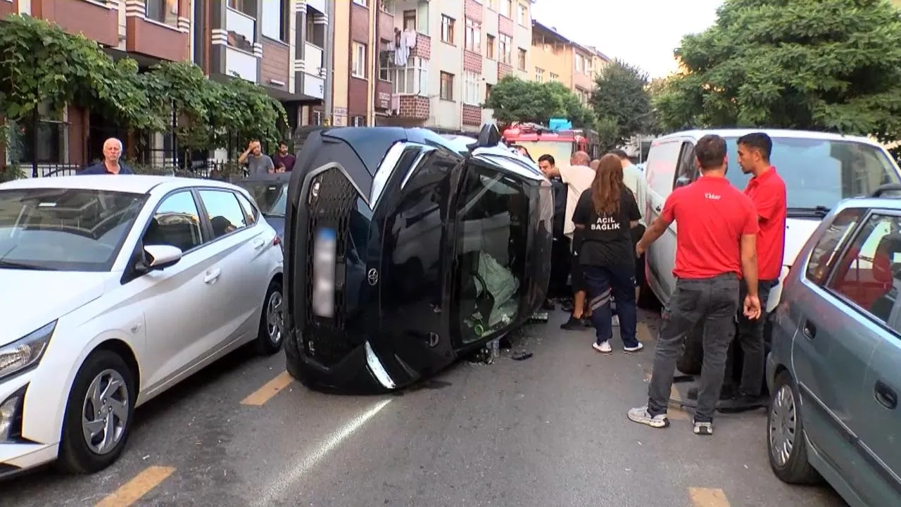 Ümraniye'de Park Halindeki Araçlara Çarpan Otomobil Devrildi!