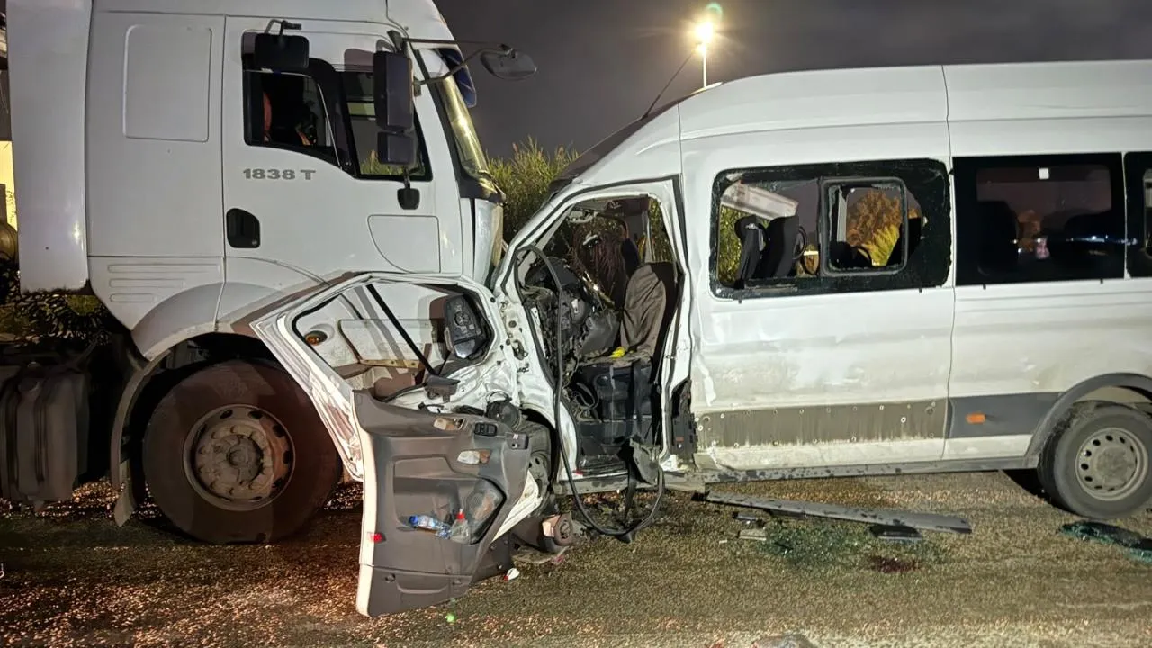 Hatay'da Feci Kaza: Servis Minibüsü Tırla Çarpıştı, 1 Ölü 14 Yaralı!