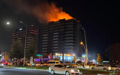 Diyarbakır'daki Plaza Yangınında Korku Dolu Anlar: 3'ü İtfaiye Eri 5 Kişi Etkilendi
